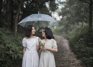 Czy boczne szyby są klejone?