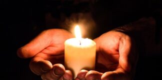 Dlaczego świeca łapie nagar?