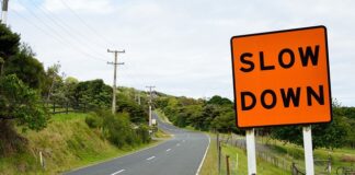 Jak zwolnić hamulec ręczny w automacie?