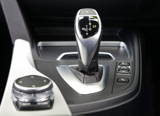 Na jakim biegu zostawia się auto?
