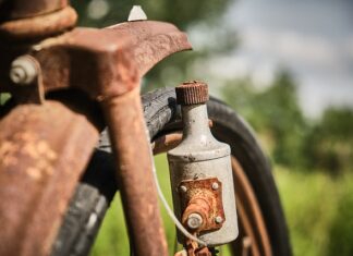 Co napędza alternator?